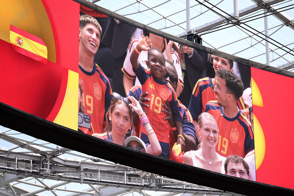 Ce a încercat fratele mai mic al lui Lamine Yamal să-i facă trofeului de la Campionatul Mondial de fotbal din 2026