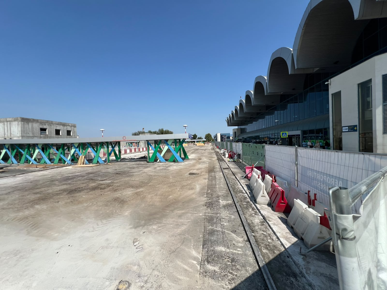 Parcarea terminalului Sosiri de la Aeroportul Otopeni se închide până anul viitor. Unde își pot lăsa pasagerii mașinile