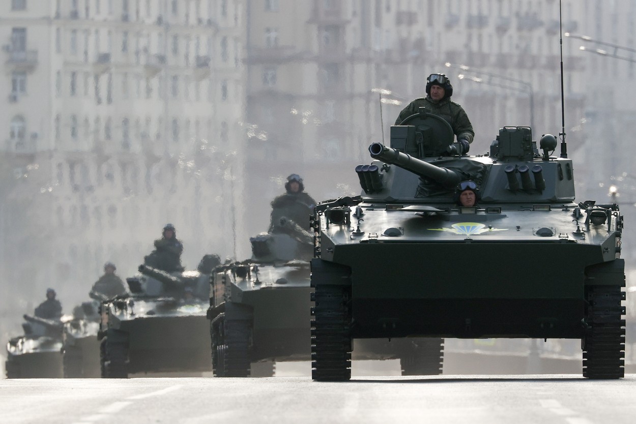 Pregătiri pentru parada de Ziua Victoriei, la Moscova. Armata a scos sute de soldați și vehicule militare pe străzi