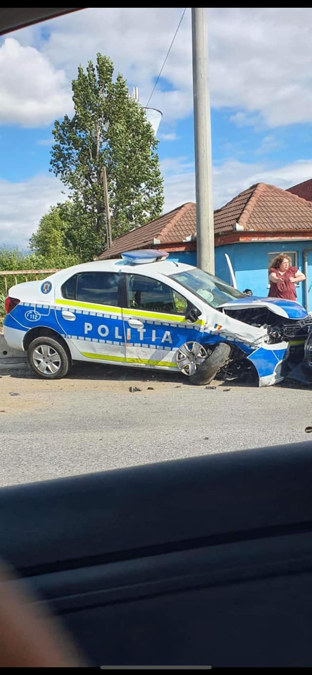 Maşină de poliţie, implicată într-un accident rutier în Hunedoara. Trei persoane, printre care şi un poliţist, rănite