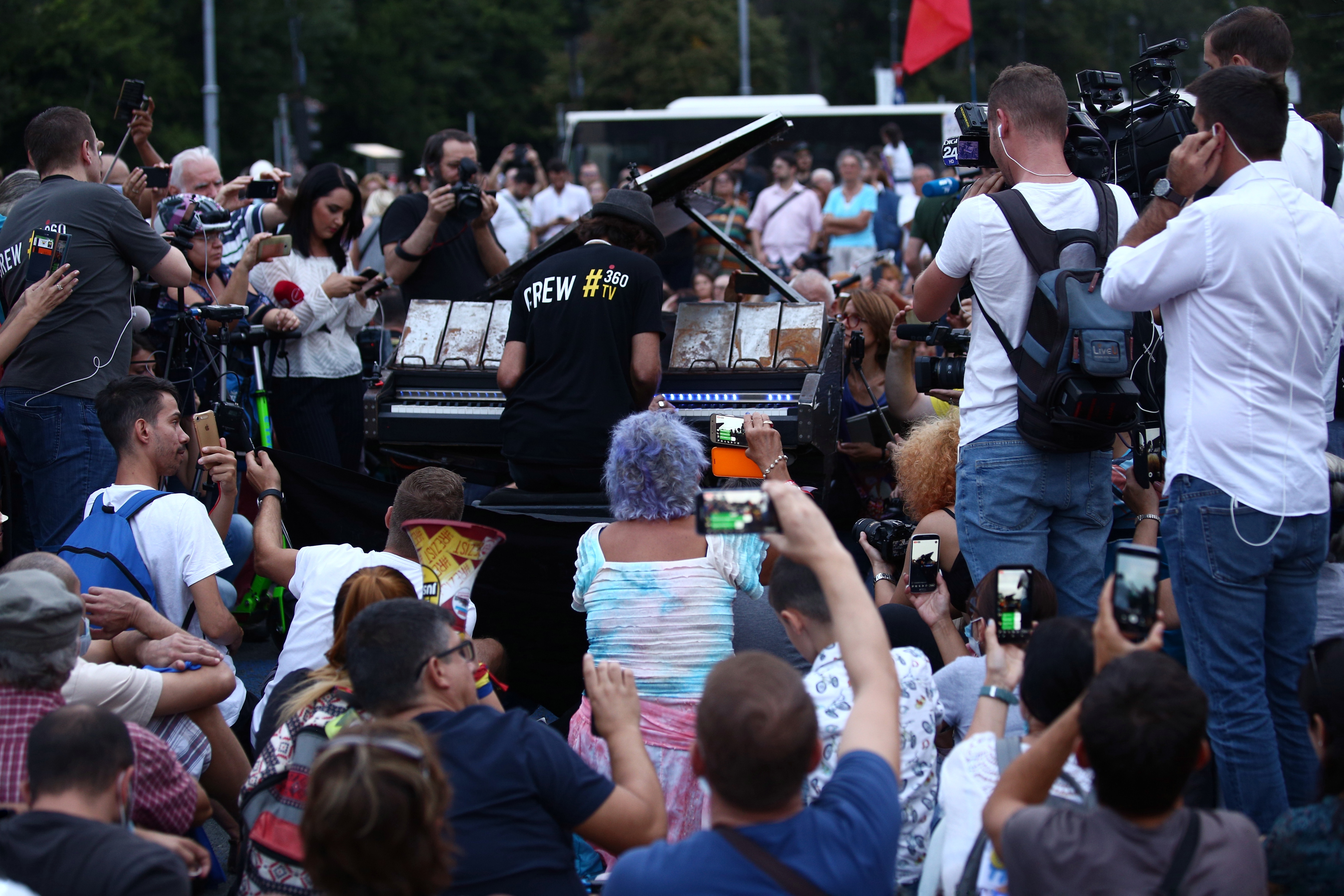 VIDEO/ Protest intitulat „Gust de libertate”, în Piața Victoriei. Moment emoționant oferit de pianistul Davide Martello / GALERIE FOTO