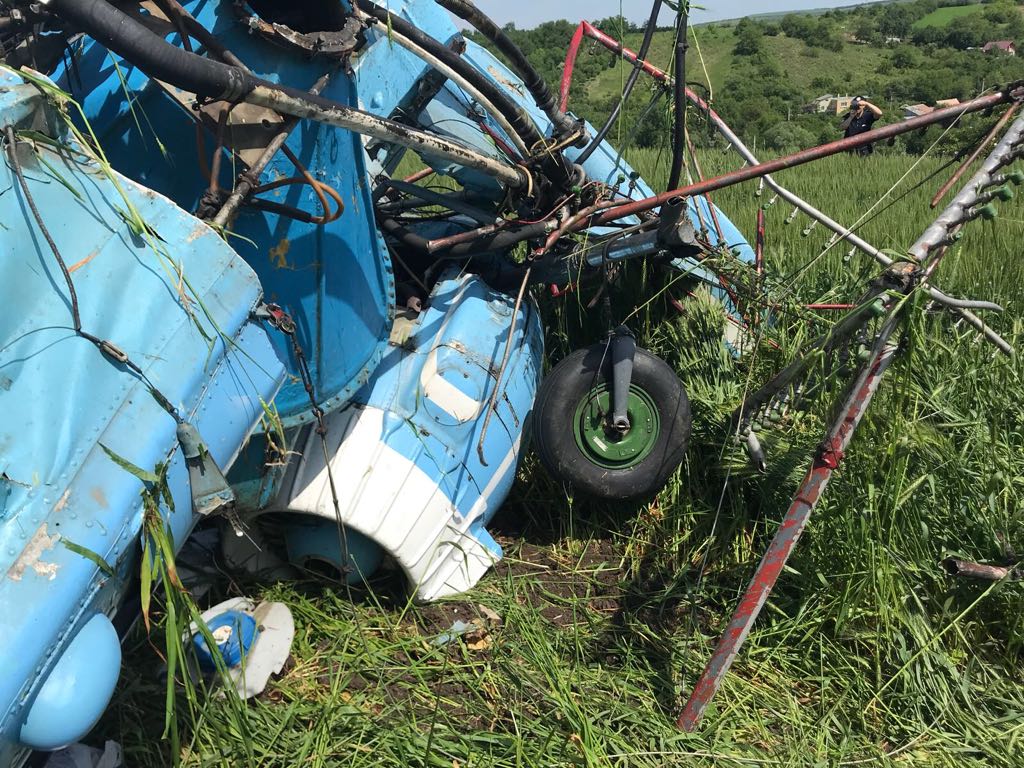 UPDATE: Un elicopter s-a prăbușit lângă Turda, județul Cluj. Un bărbat, transportat la spital / FOTO
