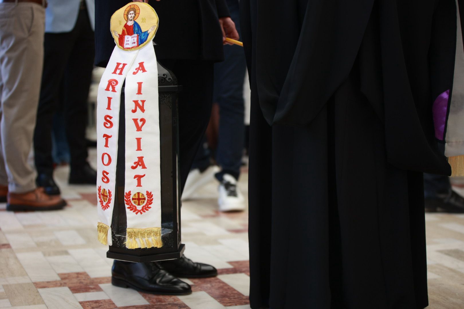 Sfânta Lumină de la Ierusalim a ajuns în România: „Este semnul că iubirea lui Dumnezeu nu moare niciodată”
