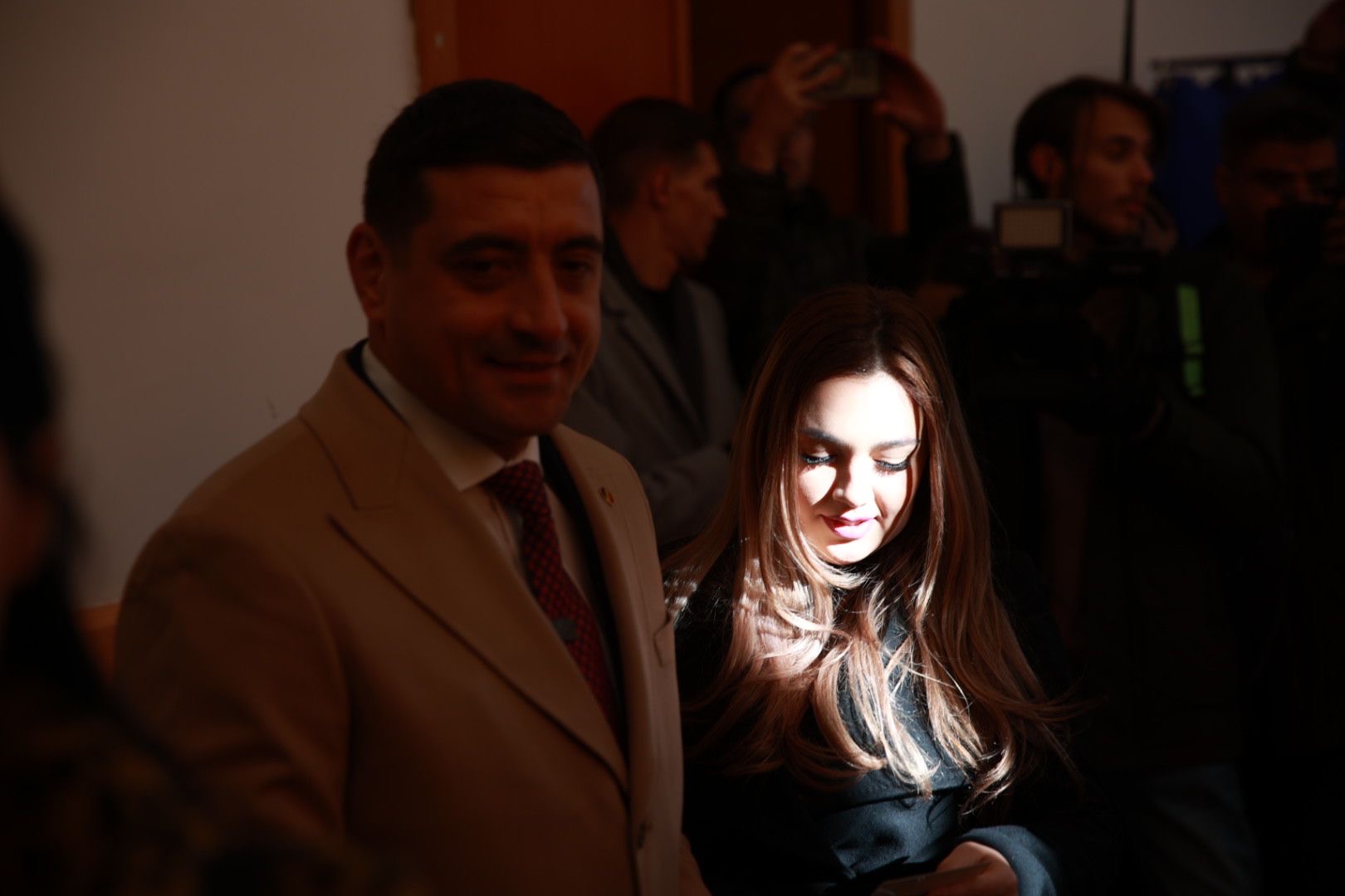 Soția lui George Simion, în negru din cap până în picioare în ziua alegerilor prezidențiale. Gestul făcut de Ilinca Simion în secția de vot