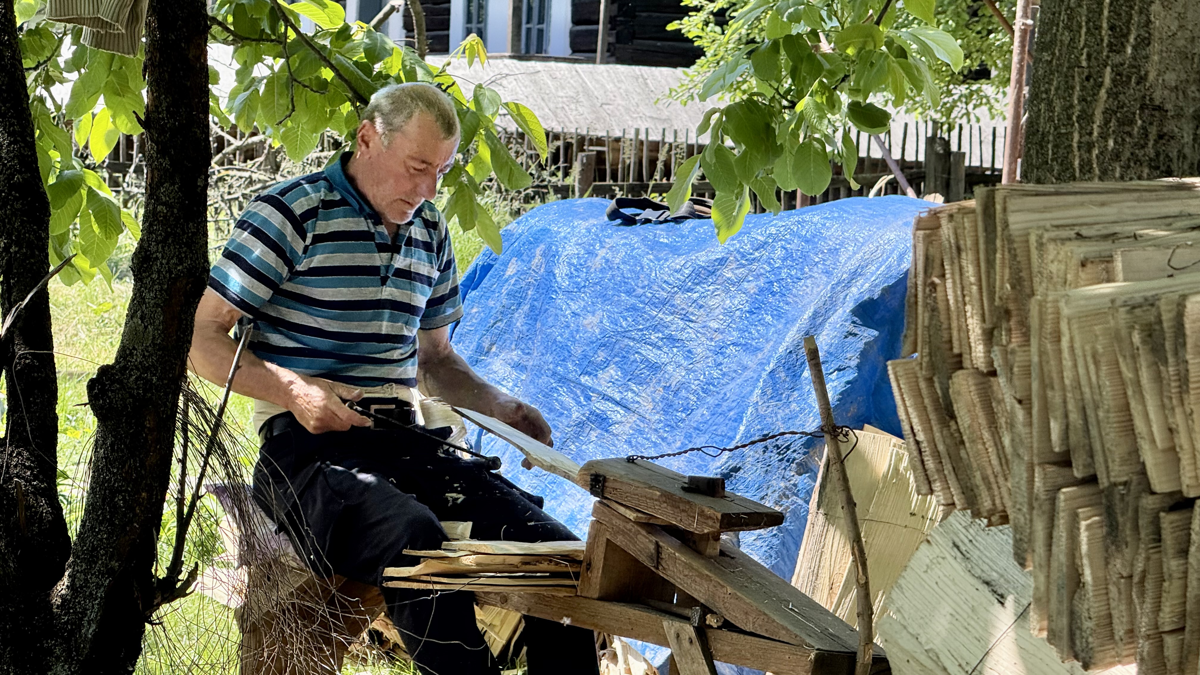 Patru meșteri din Maramureș refac, ca acum un secol, o casă din inima Bucureștiului: „Asta-i istoria! Facem totul manual, ca pe vremuri”