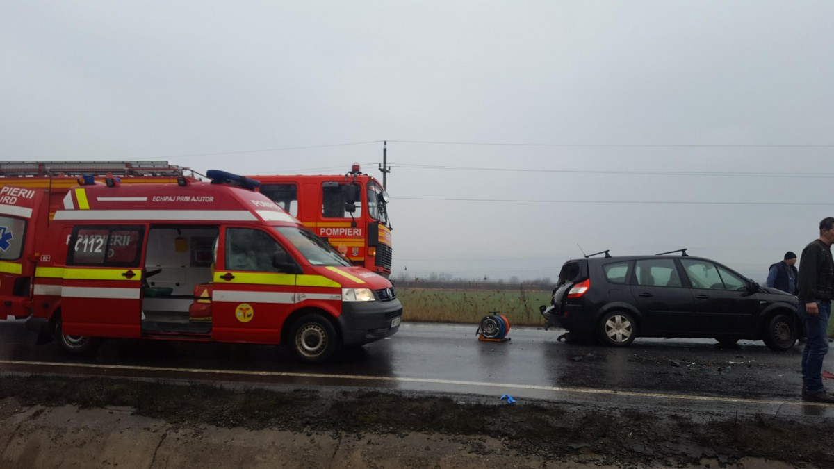 Peste 20 de oameni, implicați în accidente grave pe șosele. Patru copii au fost răniți