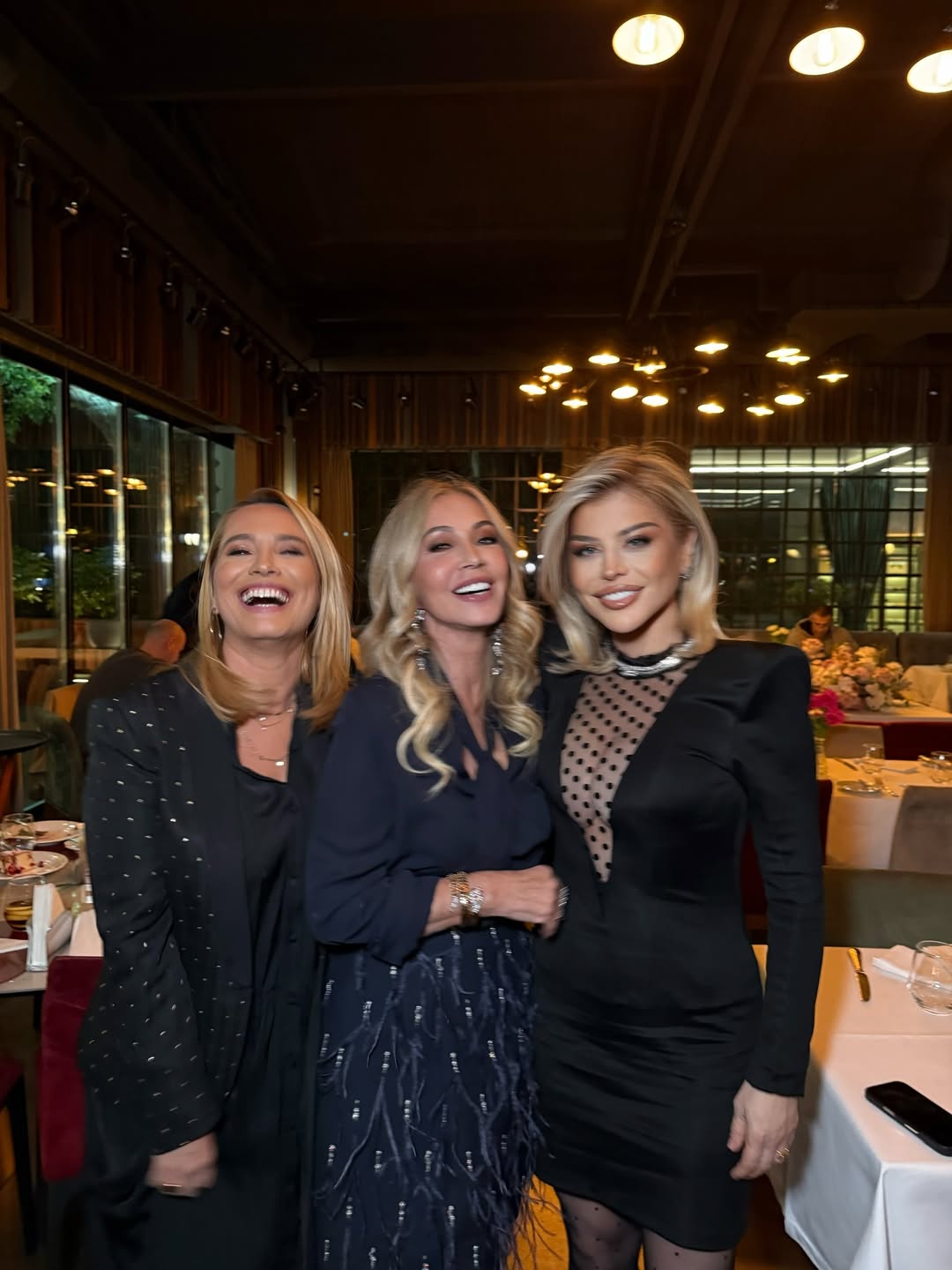 Anastasia Soare și Loredana Groza, show neașteptat la un eveniment din România: „Mă las de sprâncene și mă apuc de cântat!”