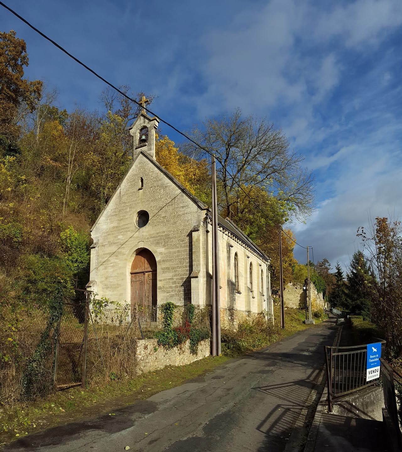 Cum au reușit sute de români din Franţa să cumpere și să renoveze o biserică catolică în comuna lui Van Gogh 