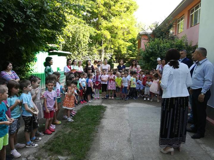 FOTOGALERIE | La Tecuci s-a tăiat panglica pentru o scară de incendiu. Primarul, întâmpinat cu pâine şi sare