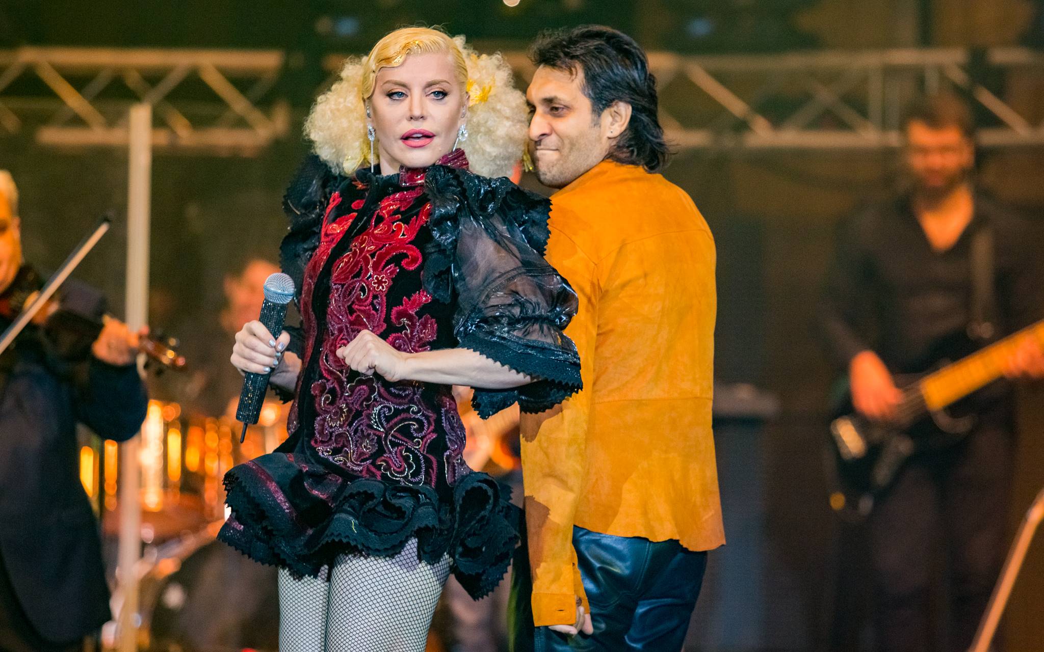 Loredana, în genunchi pe scenă. A cântat cu lacrimi în ochi | FOTO&VIDEO