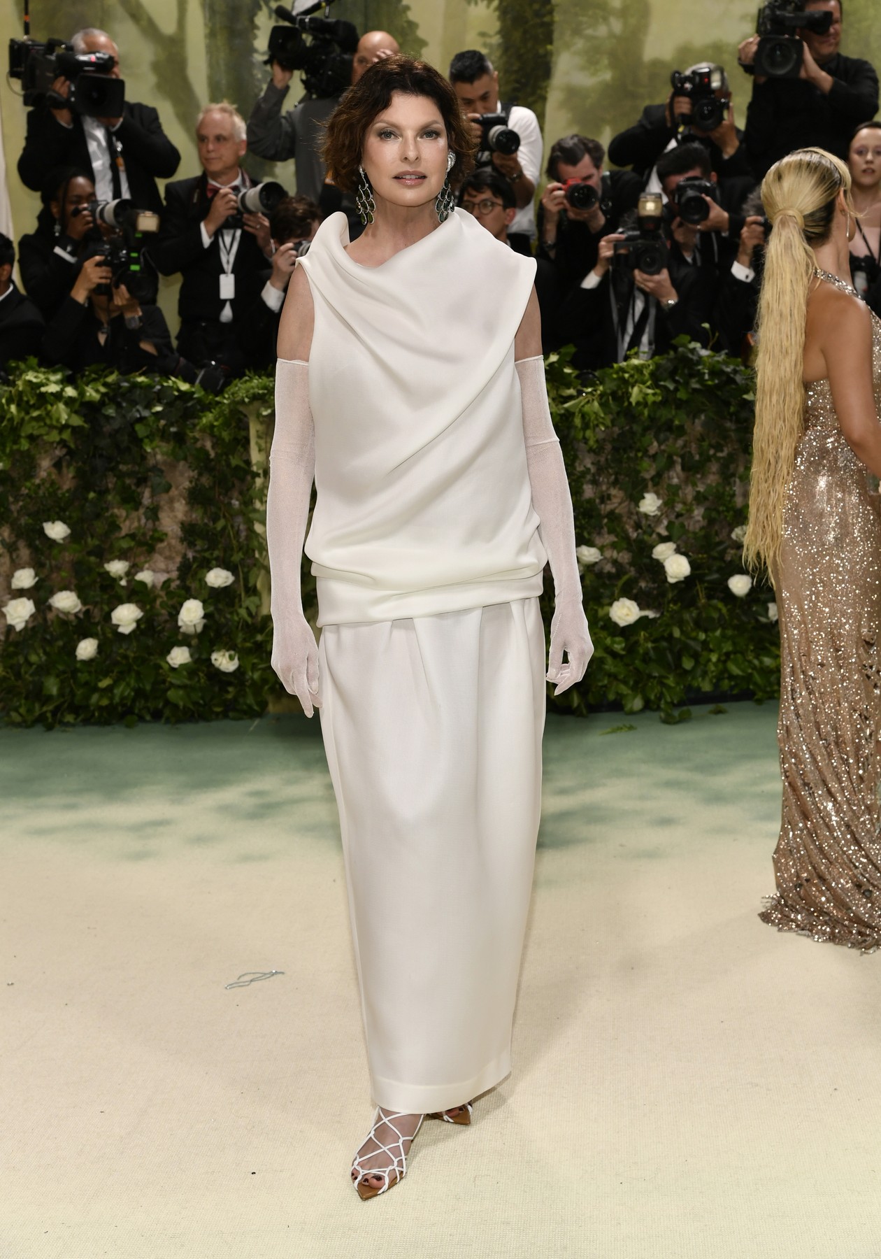 Linda Evangelista, revenire rafinată la Met Gala după 9 ani de absență. A stat izolată după ce a fost desfigurată de o procedură estetică