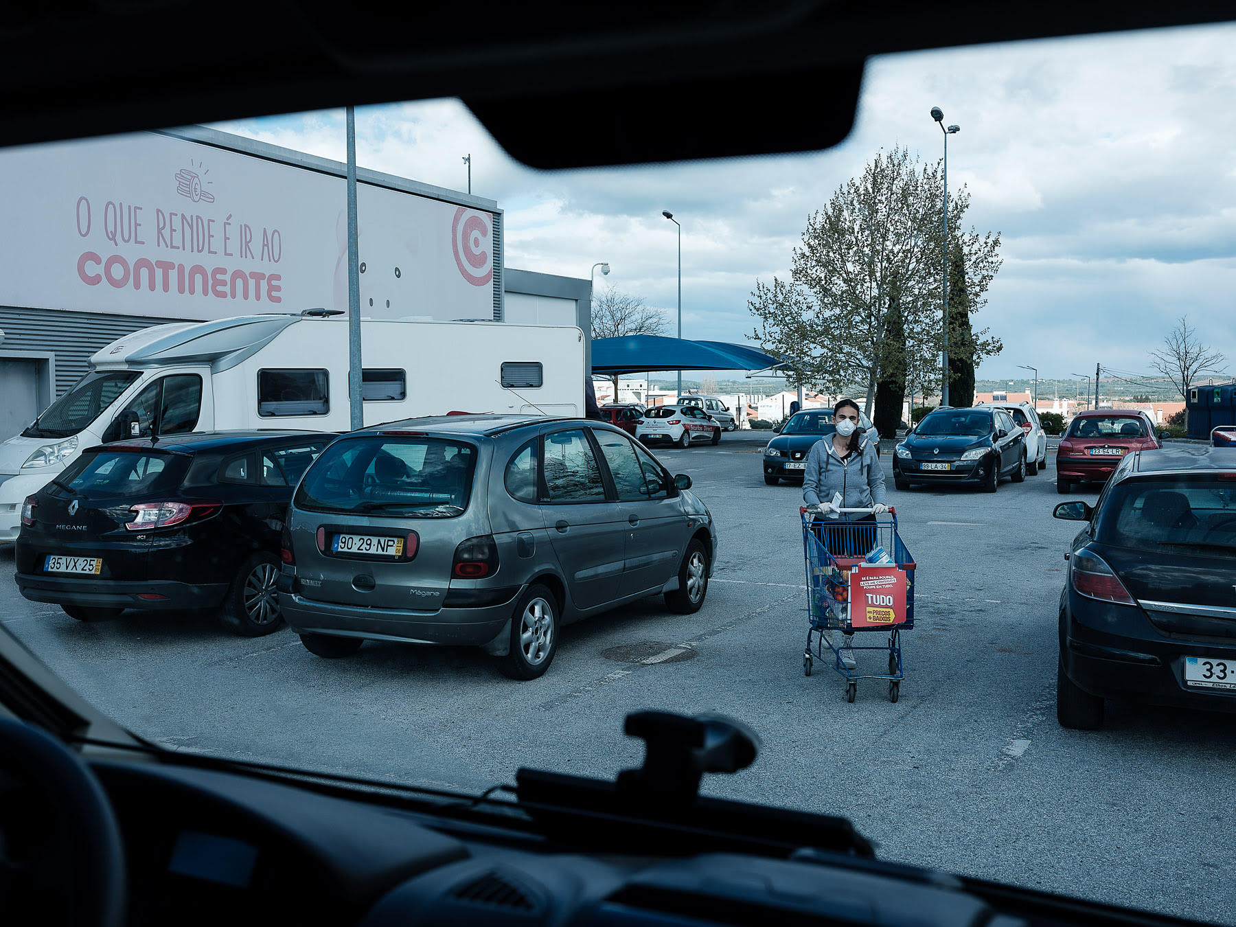 Izolați în autorulotă: Ce fac cei doi jurnaliști români care călătoresc cu duba prin Europa după ce țările și-au închis granițele și au oprit circulația?