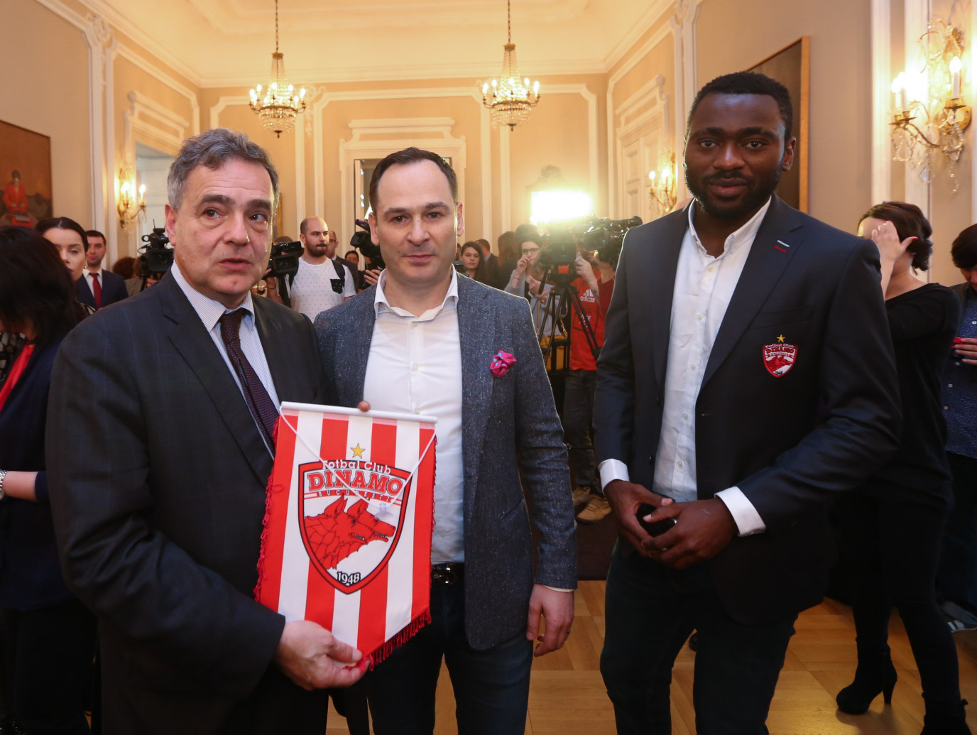 Fetele din naționala de fotbal, mărțișoare de la Ambasada Franței. Și dinamoviștii au onorat Ziua Femeii. ”Bizonașul” a făcut deliciul zilei/ FOTO
