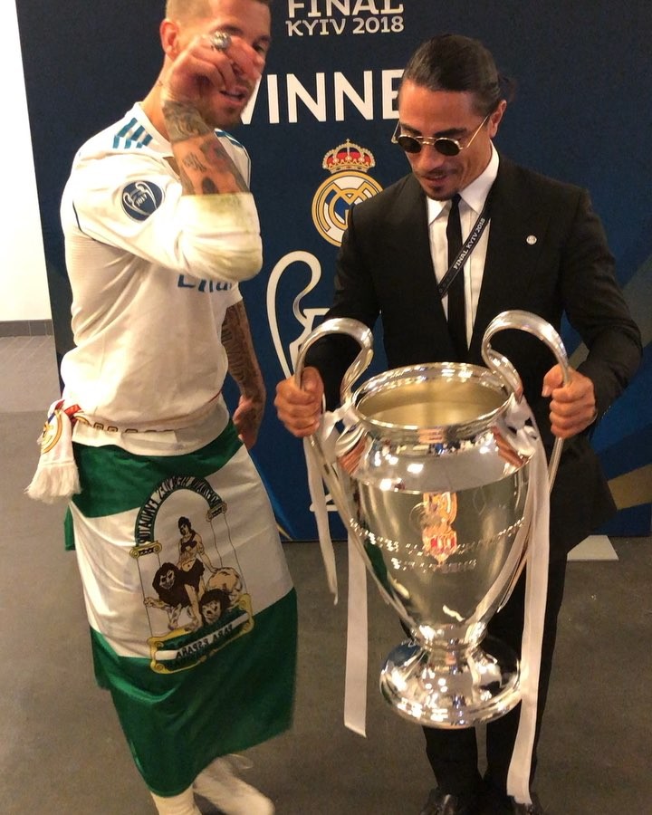 Virusul "Salt Bae"! Bucătarul turc Nusret Gokce a înnebunit planeta: starurile din fotbal, showbizz și greii din politică fac coadă să mănânce din mâna lui