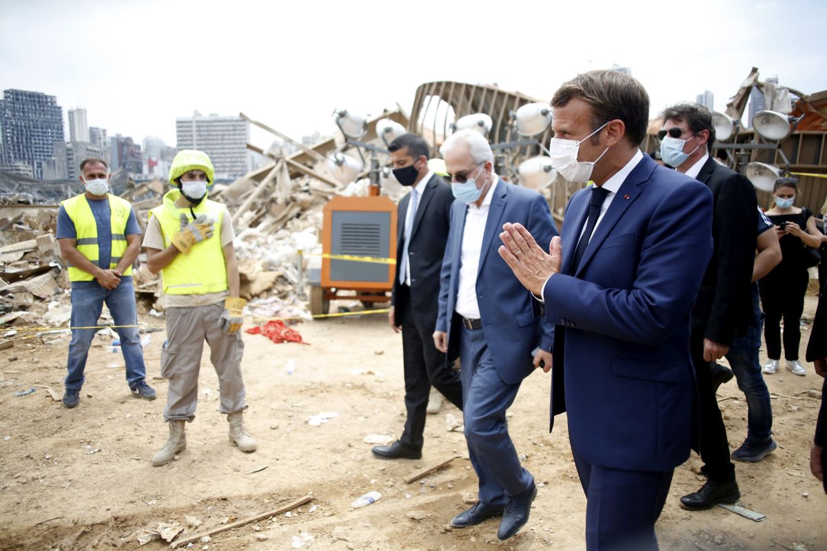 Emmanuel Macron, primit ca un salvator la Beirut, după explozii. Cuprinși de furie, libanezii au cerut ajutorul Franței în timp ce au strigat: “Revoluție!”