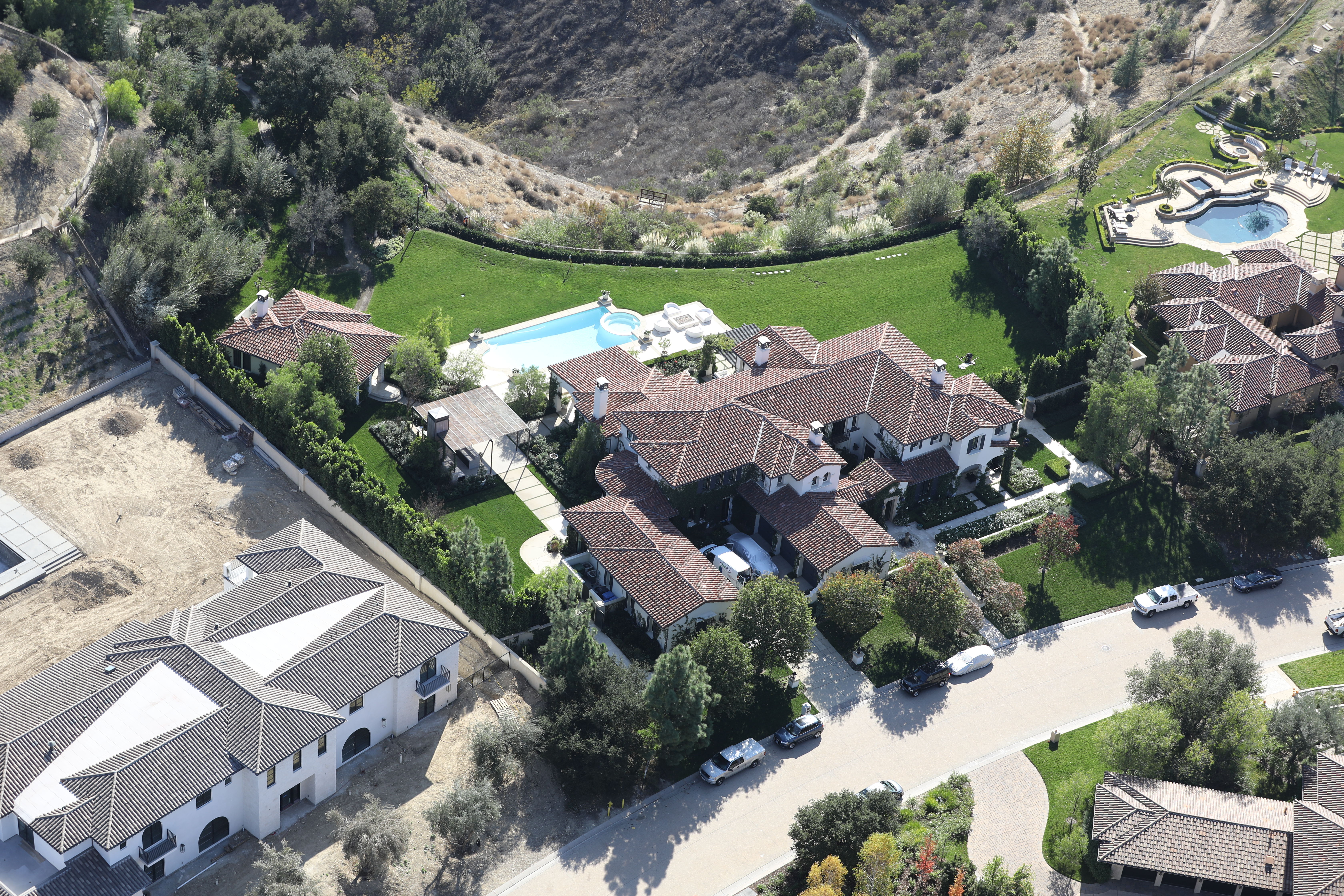 GALERIE FOTO - Cum arată vilele vedetelor care au plătit pompieri privați în timpul incendiilor din California