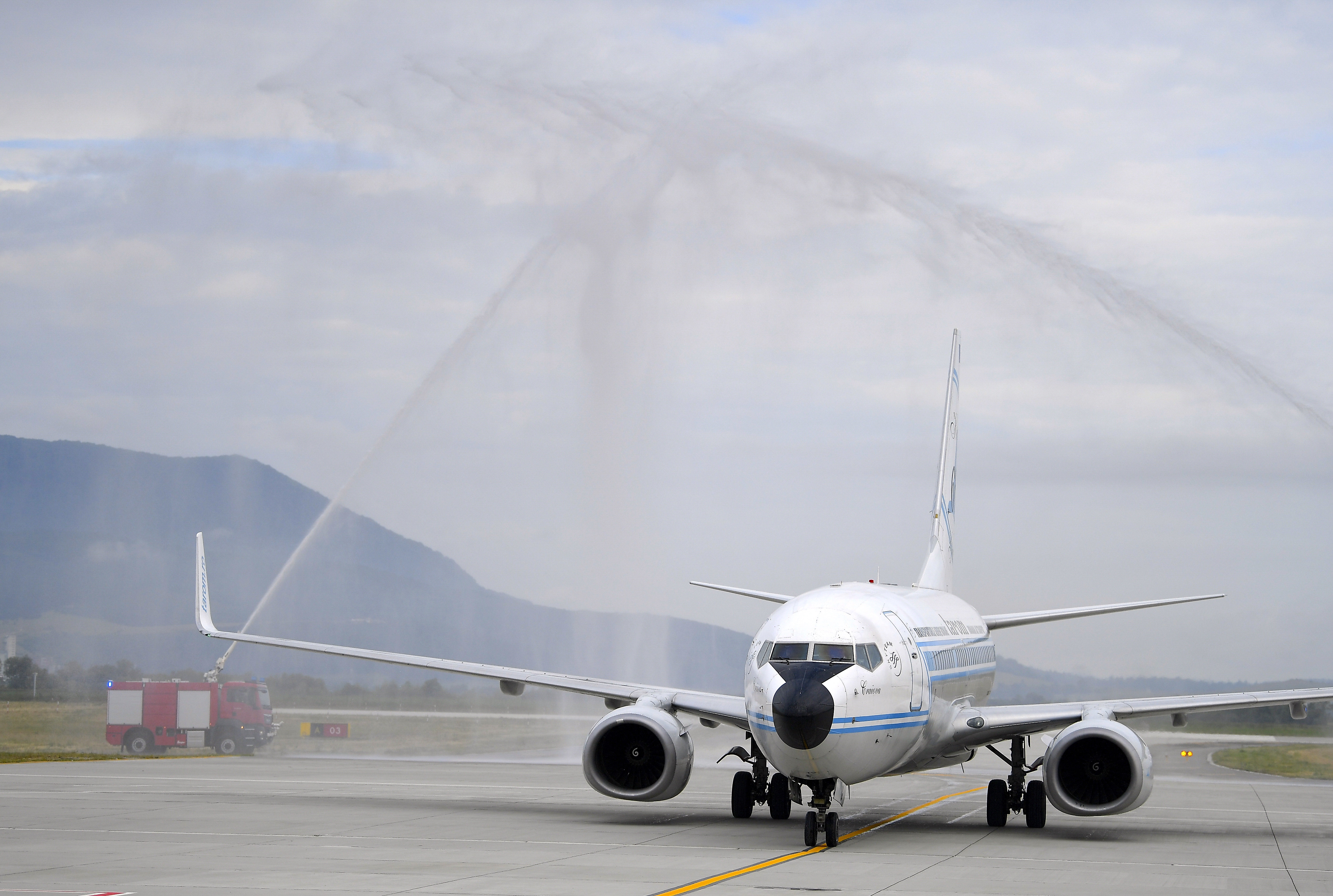 IMAGINI. Cum arăta acum un an aeroportul neterminat din Brașov și cum au reușit să-l finalizeze. Este primul aeroport nou din România din ultimii 50 de ani