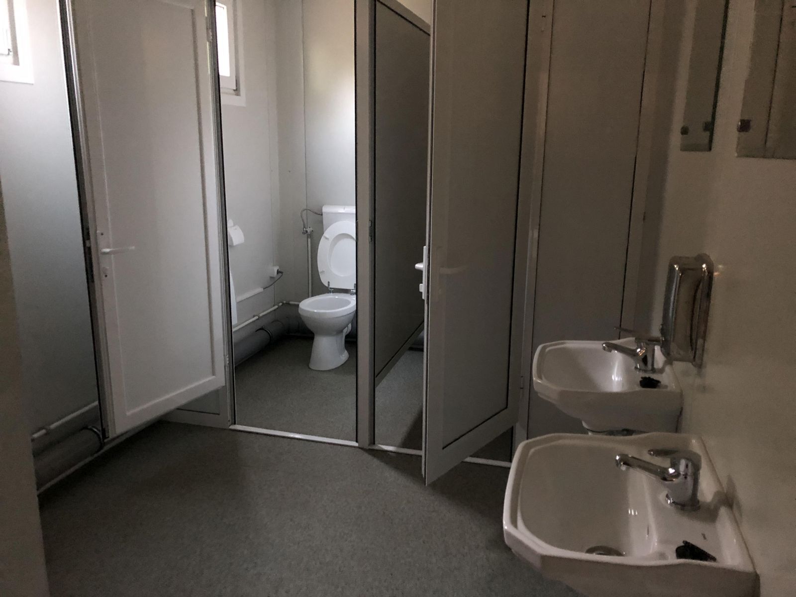 REPORTAJ/ Clopoțelul a sunat în containere la începerea noului an într-o școală din Timișoara. Primarul i-a îndemnat pe cei mici să devină ”oameni școlați” - FOTO