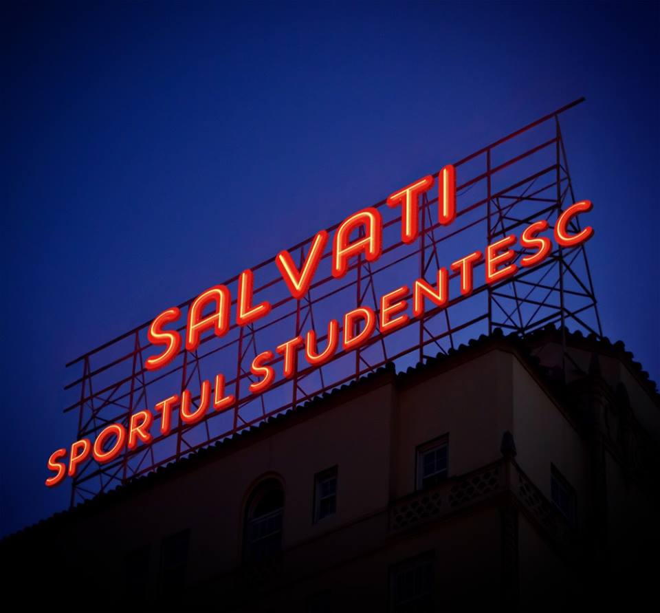 Sportul Studențesc, gașca nebună a fotbalului românesc, împlinește astăzi 100 de ani de la înființare. Momentul festiv este, de fapt, unul comemorativ! Gruparea bucureșteană își blesteamă zilele în anonimatul ligii a IV-a! Cel care a pus-o pe butuci este Vasile Șiman! Și Mircea Sandu este resemnat: ”E moartă, noi să fim sănătoși!” / GALERIE FOTO
