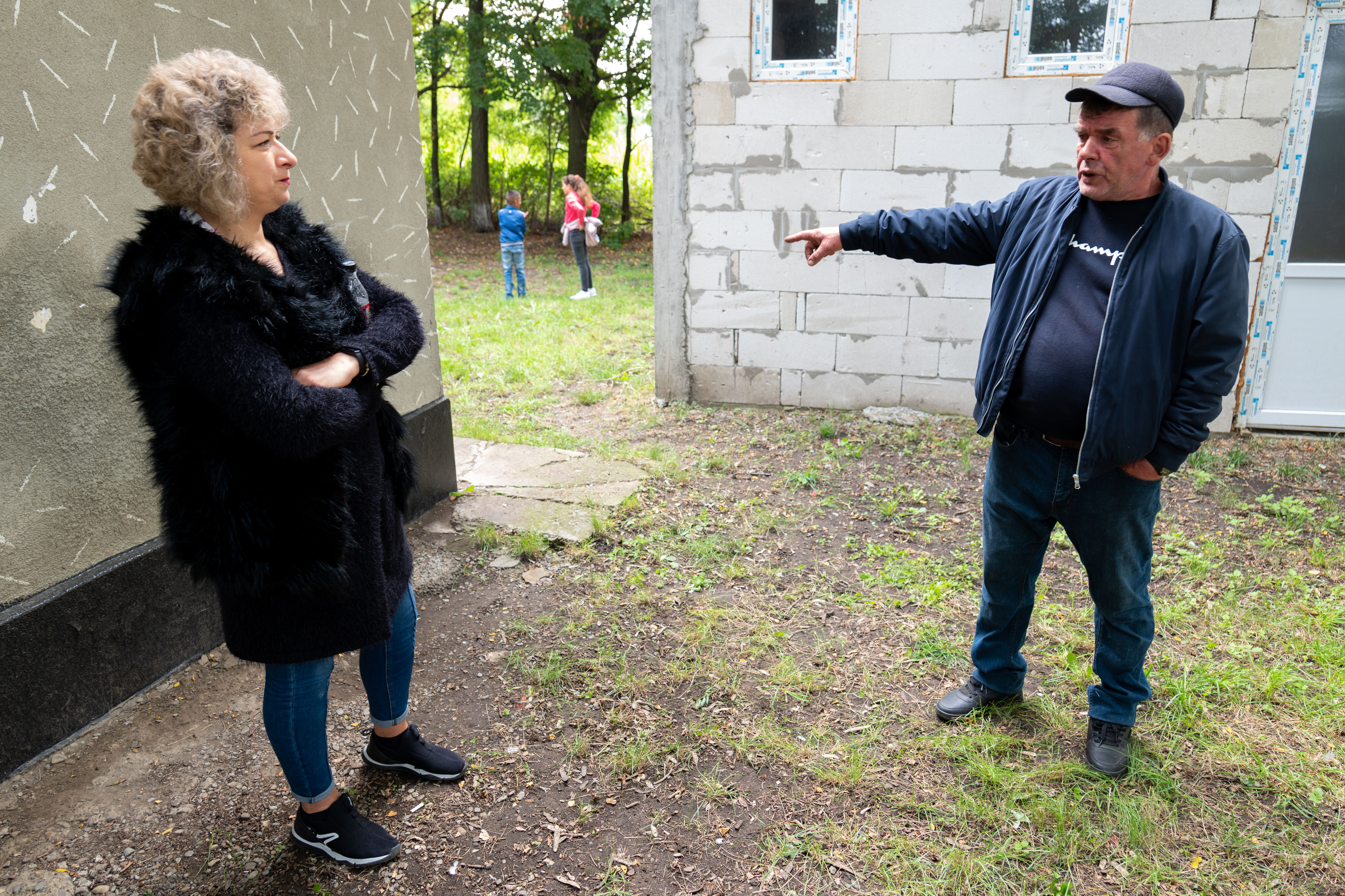 REPORTAJ. Cum a început anul școlar pentru elevii dintr-un sat din nordul Moldovei: romii învață în casă de chirpici, cu WC-ul în curte, românii, în școală cu toalete moderne