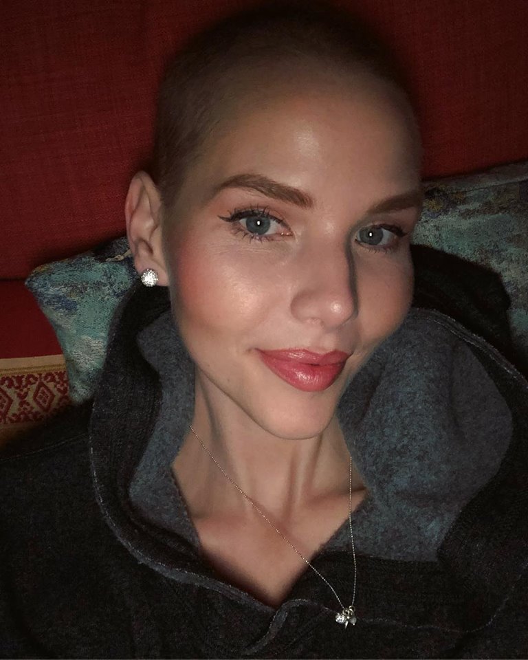 FOTO | Un model XXL a murit la 30 de ani după ce a pierdut lupta cu cancerul ovarian