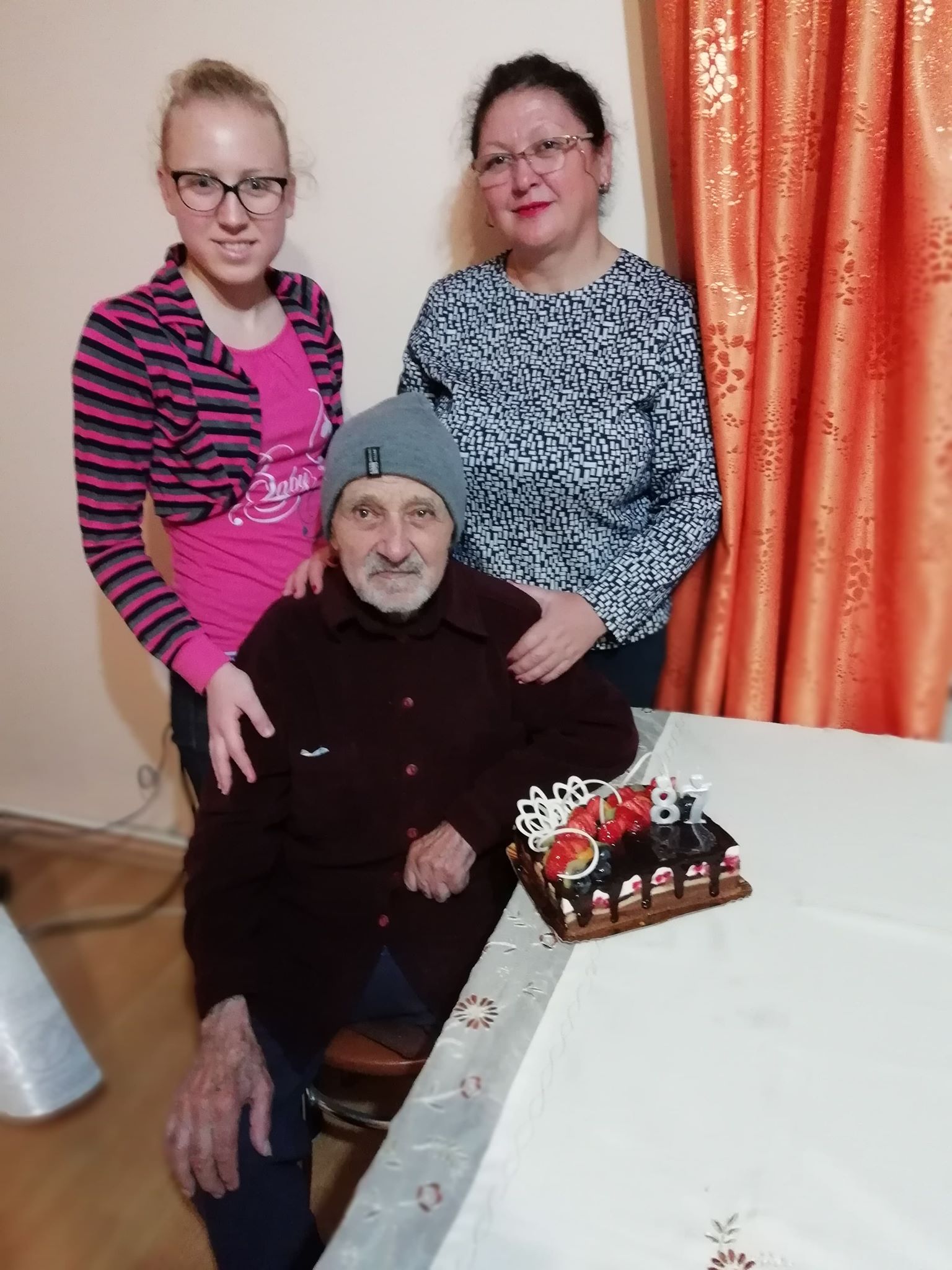 FOTO/ Și-a transformat propria suferință în dragoste pentru oamenii cu deficiențe de auz. Ionica Tarău luptă ca aceștia să nu ajungă să aștepte pensia de handicap de 375 de lei