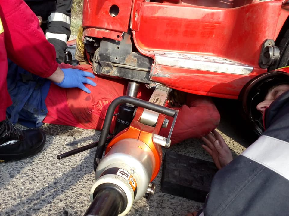 Șofer prins sub TIR-ul pe care îl repara, într-o parcare din Hunedoara. Operațiunea de salvare a fost una dificilă (FOTO)