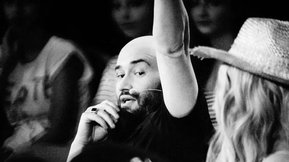 „Mihai Bendeac a suferit în cursul nopții trecute un tragic accident”. Mesajul actorului i-a speriat și amuzat pe fani, dar mama lui a făcut lămuriri