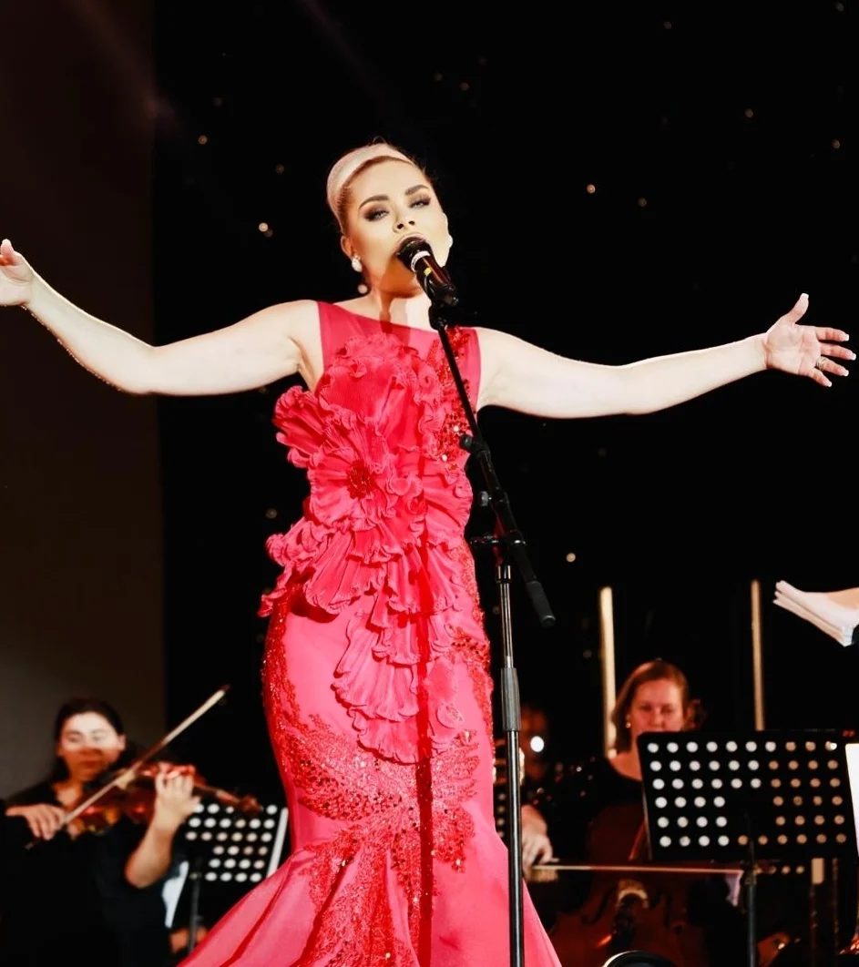 Soprana Iana Novac, apariție spectaculoasă la concertul susținut în parcul Herăstrău. „Așa am încheiat vara”