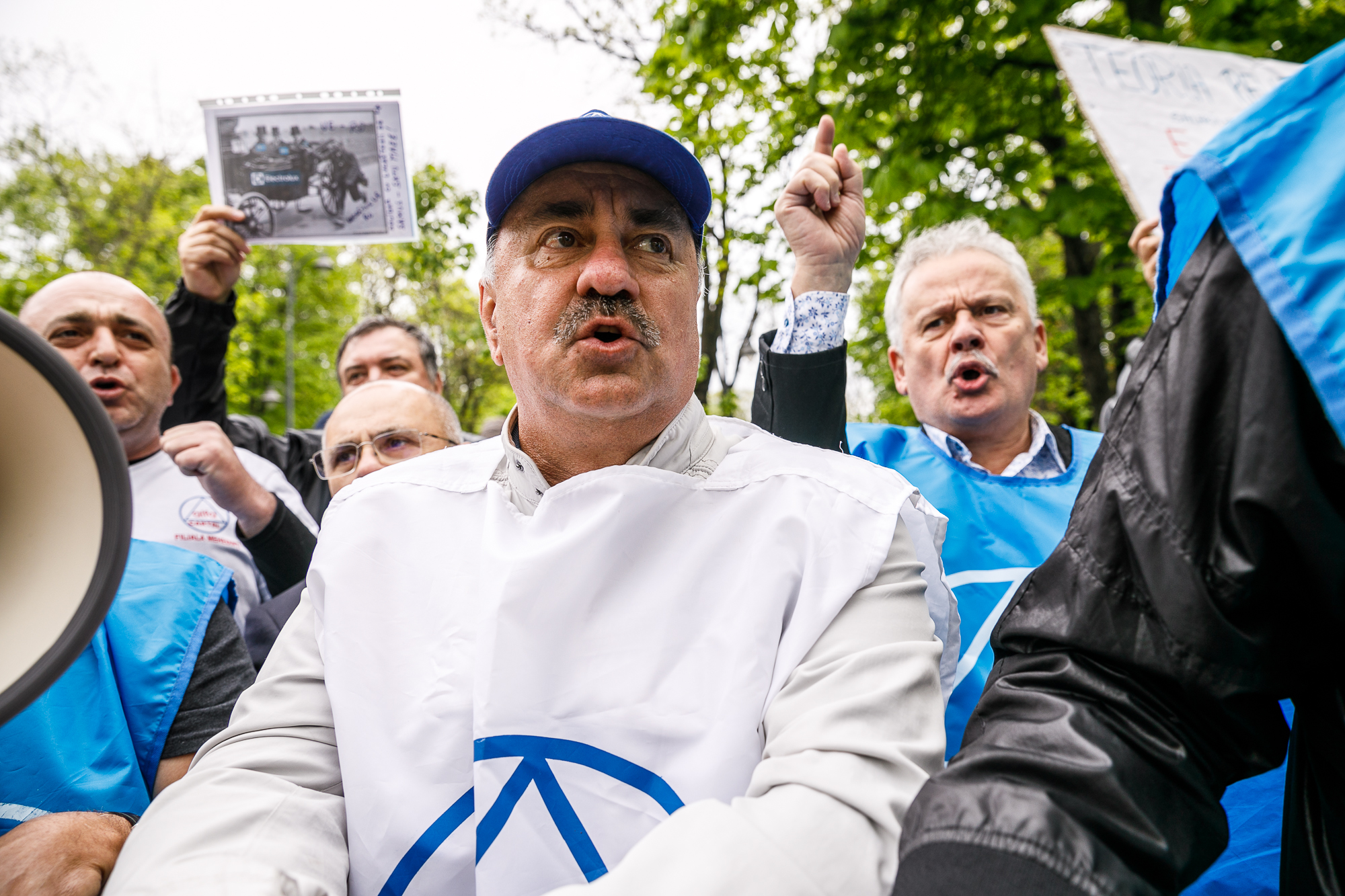 FOTOREPORTAJ | Portret de țară. Oamenii care au bătut țara pentru 2 lei pe oră în plus la salariu, în 20 de imagini. „Vestele albastre” de la Satu Mare au venit la București!