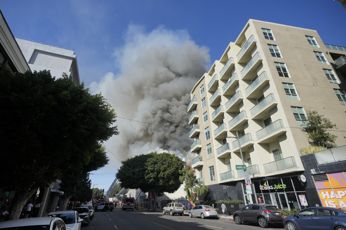 Un incendiu masiv a mistuit Hotelul Morrison din Los Angeles, făcut celebru de albumul trupei The Doors 
