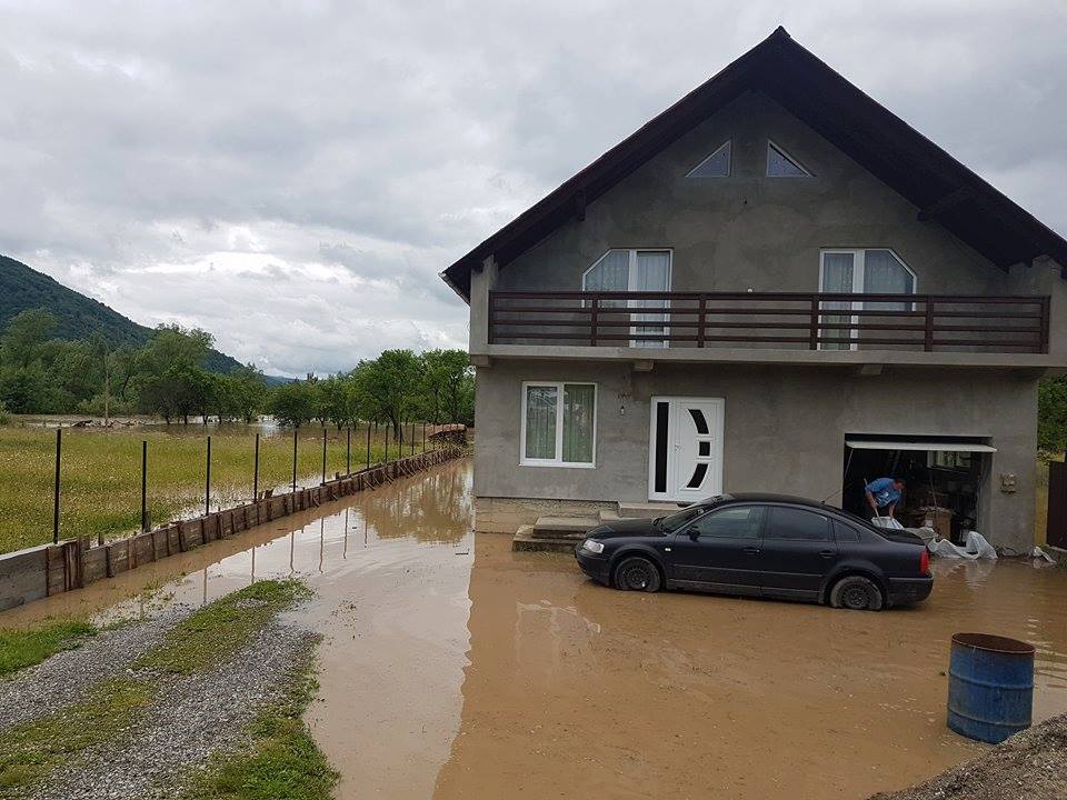 Inundații în Sighetu Marmației. Zeci de persoane, evacuate din calea apei