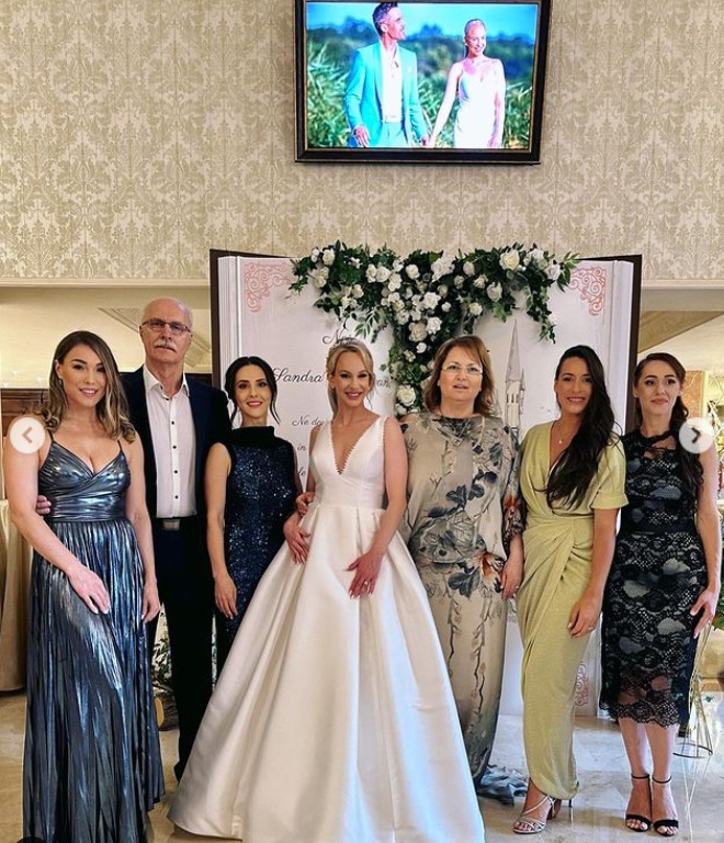 Sandra Izbașa s-a căsătorit religios cu Răzvan Bănică. Mireasa a avut un buchet de mireasă atipic, iar mirele a cântat la nuntă