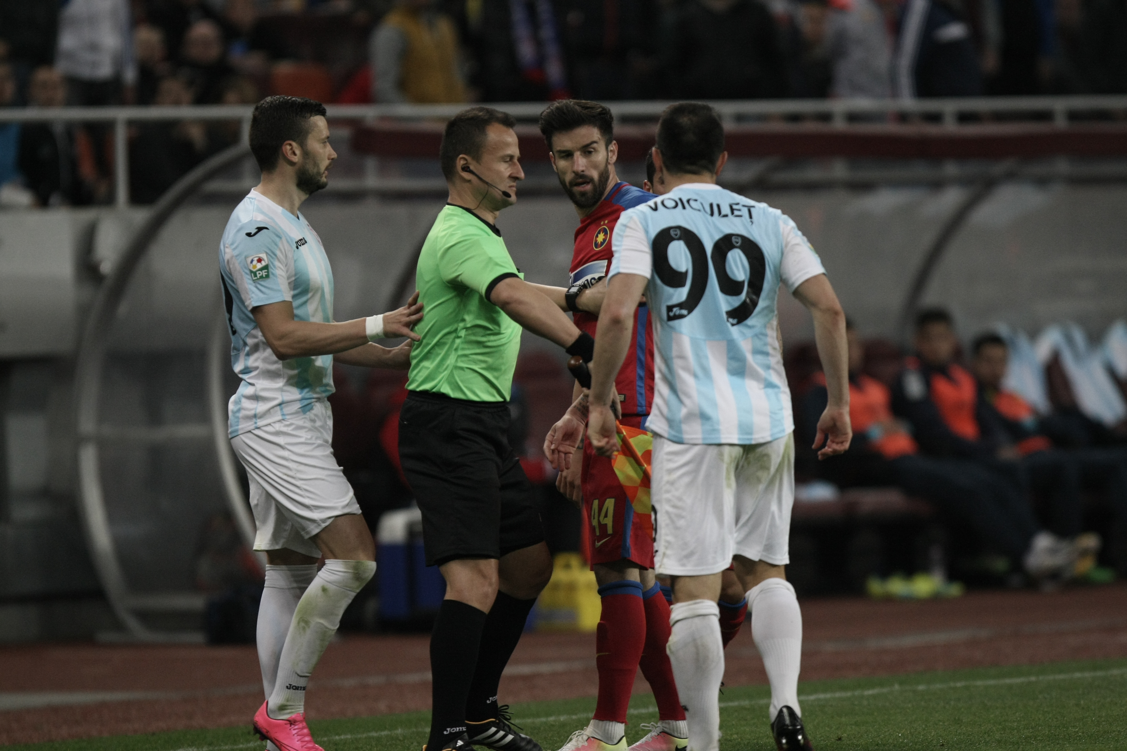 Crăciunescu, revoltat că stewarzii au intrat pe teren la meciul Steaua - ASA: ”Ce facem, aducem trupele speciale?” | GALERIE FOTO