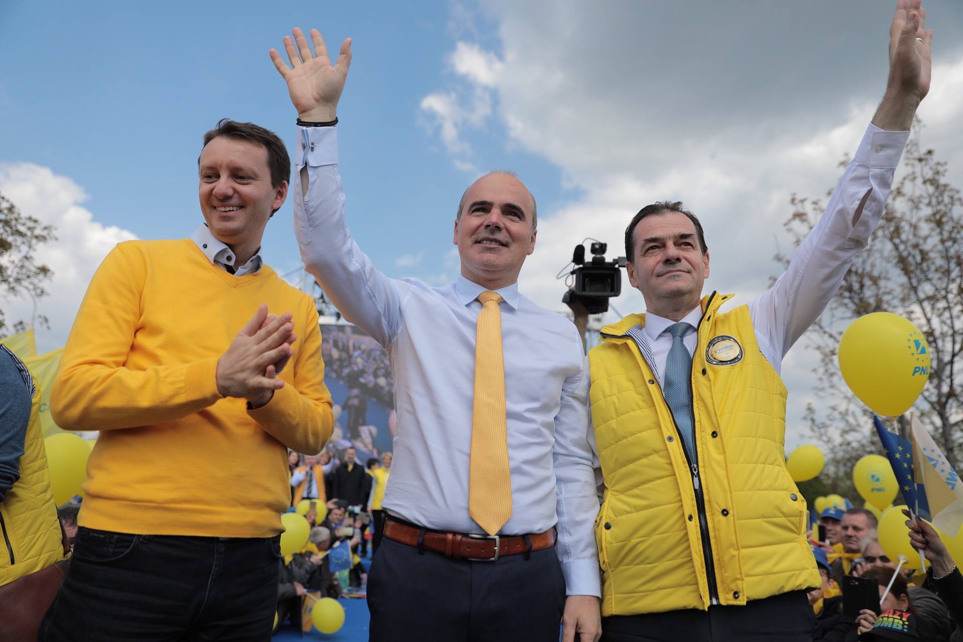 FOTO | Liberalii au mărşăluit pe străzile din Alexandria şi acuză PSD că le-a blocat organizarea mitingului