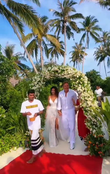 Artistul s-a căsătorit de Revelion: „Am plâns două minute încontinuu”. Imagini emoționante de la nunta din Maldive