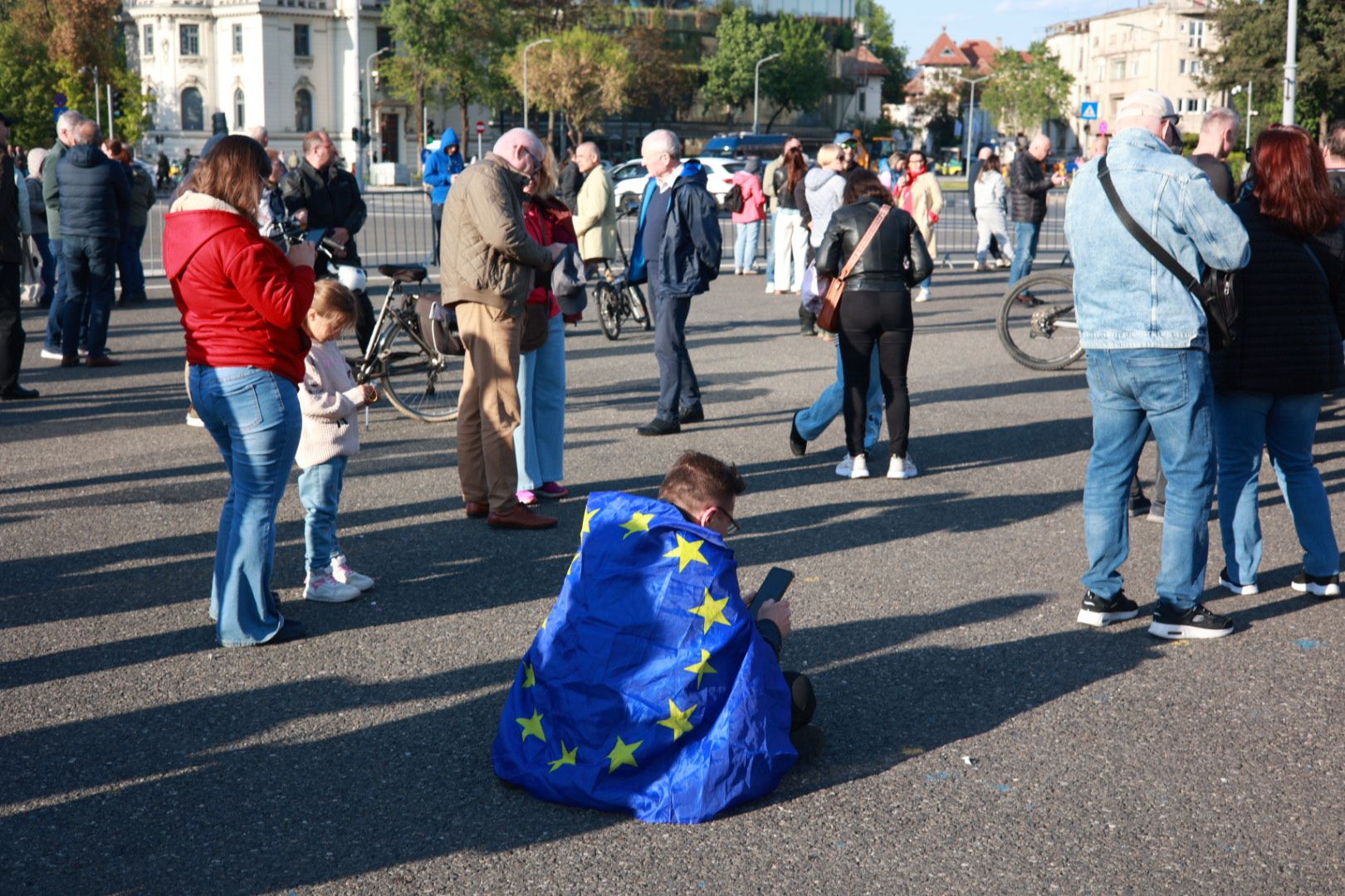 Miting în Piața Victoriei pentru susținerea lui Ilie Bolojan, înaintea moțiunii de cenzură: „AUR și PSD, aceeași mizerie”. Mesajul transmis de premier