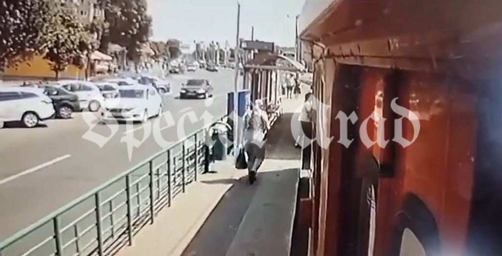 Momentul când o mamă e târâtă de tramvai, în Arad, după ce a urcat căruciorul fiicei sale de 12 ani, cu dizabilități, a fost filmat. Femeia a murit la spital