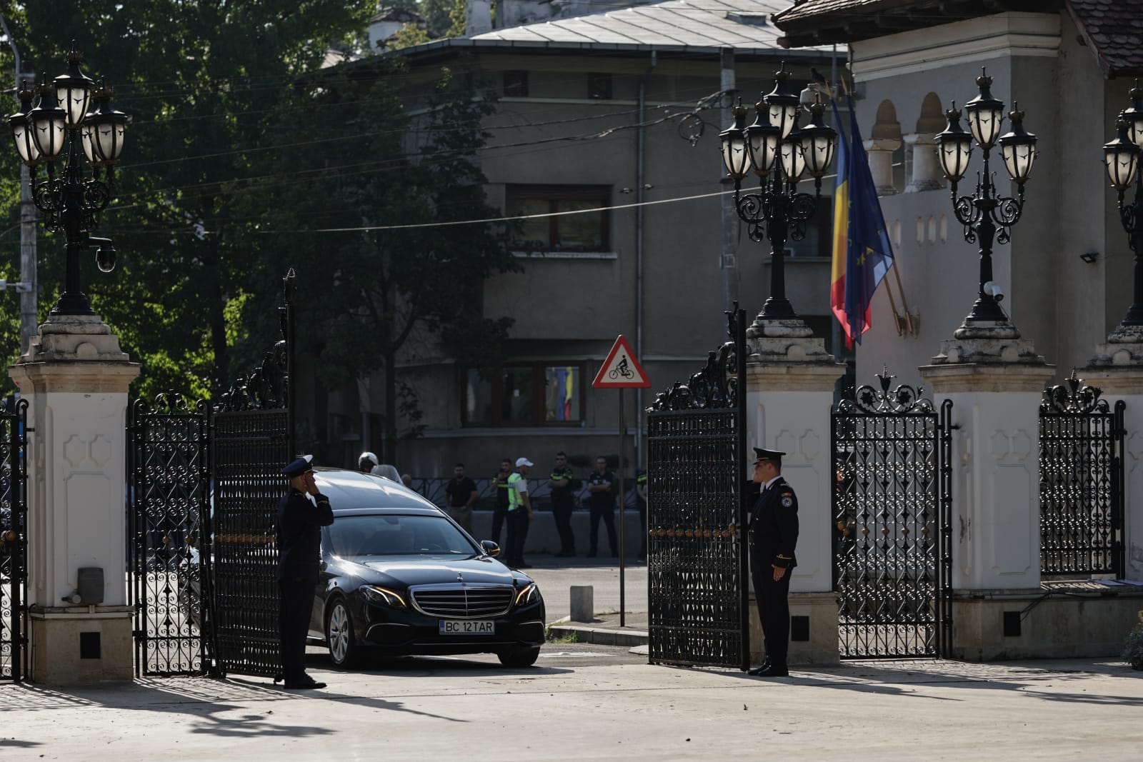 Funeralii de stat pentru Ion Iliescu. Ultimele omagii aduse în fața sicriului fostului președinte, în Sala Unirii, la Palatul Cotroceni
