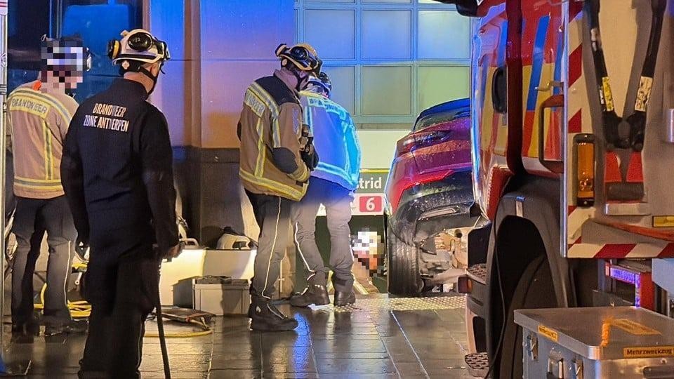 Imagini cu scările de la metrou blocate de o mașină, în Anvers. Unde voia șoferul, un turist străin, să se ducă