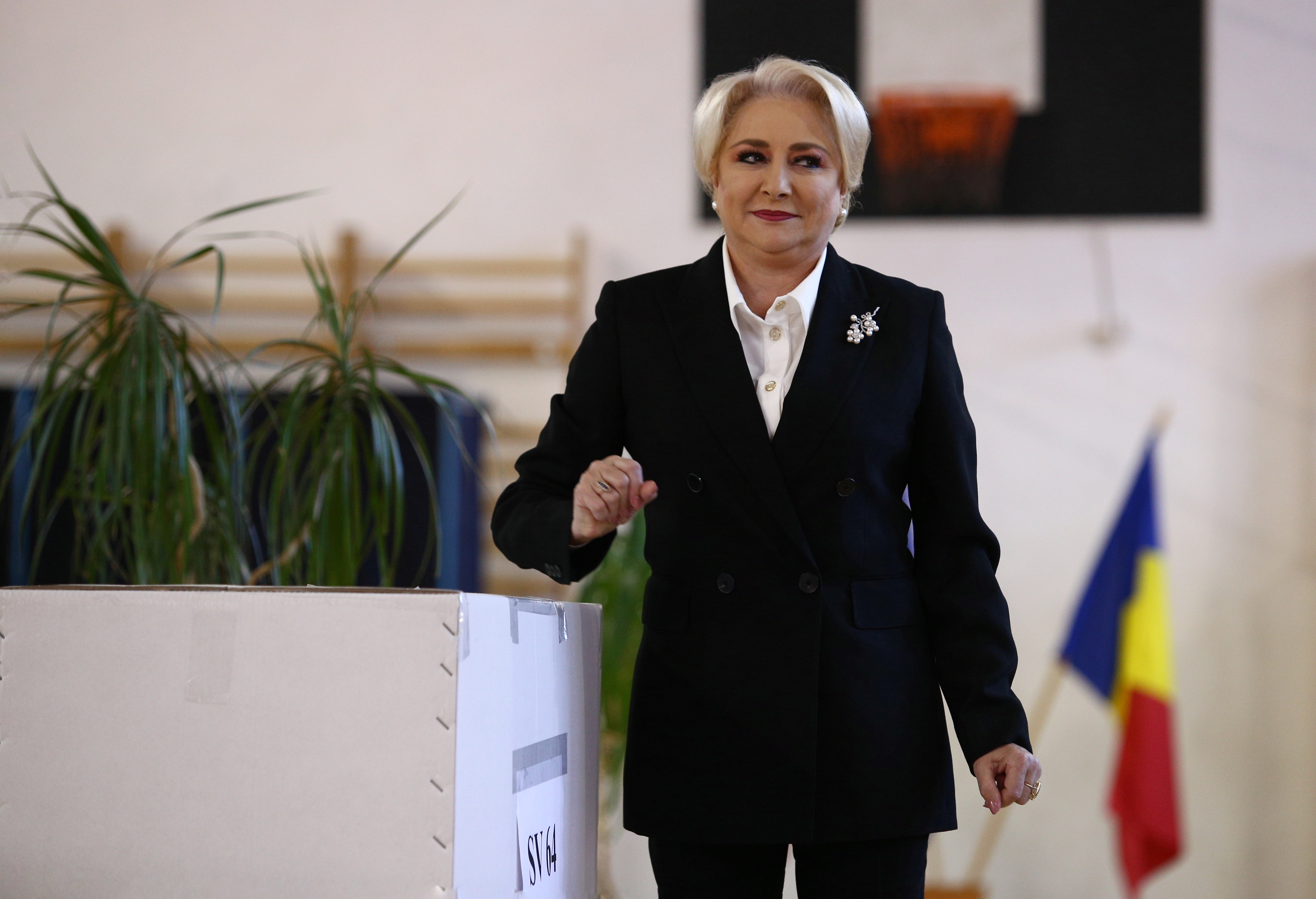 Referendum pentru definirea familiei | Viorica Dăncilă a votat la liceul Jean Monnet din Capitală - VIDEO