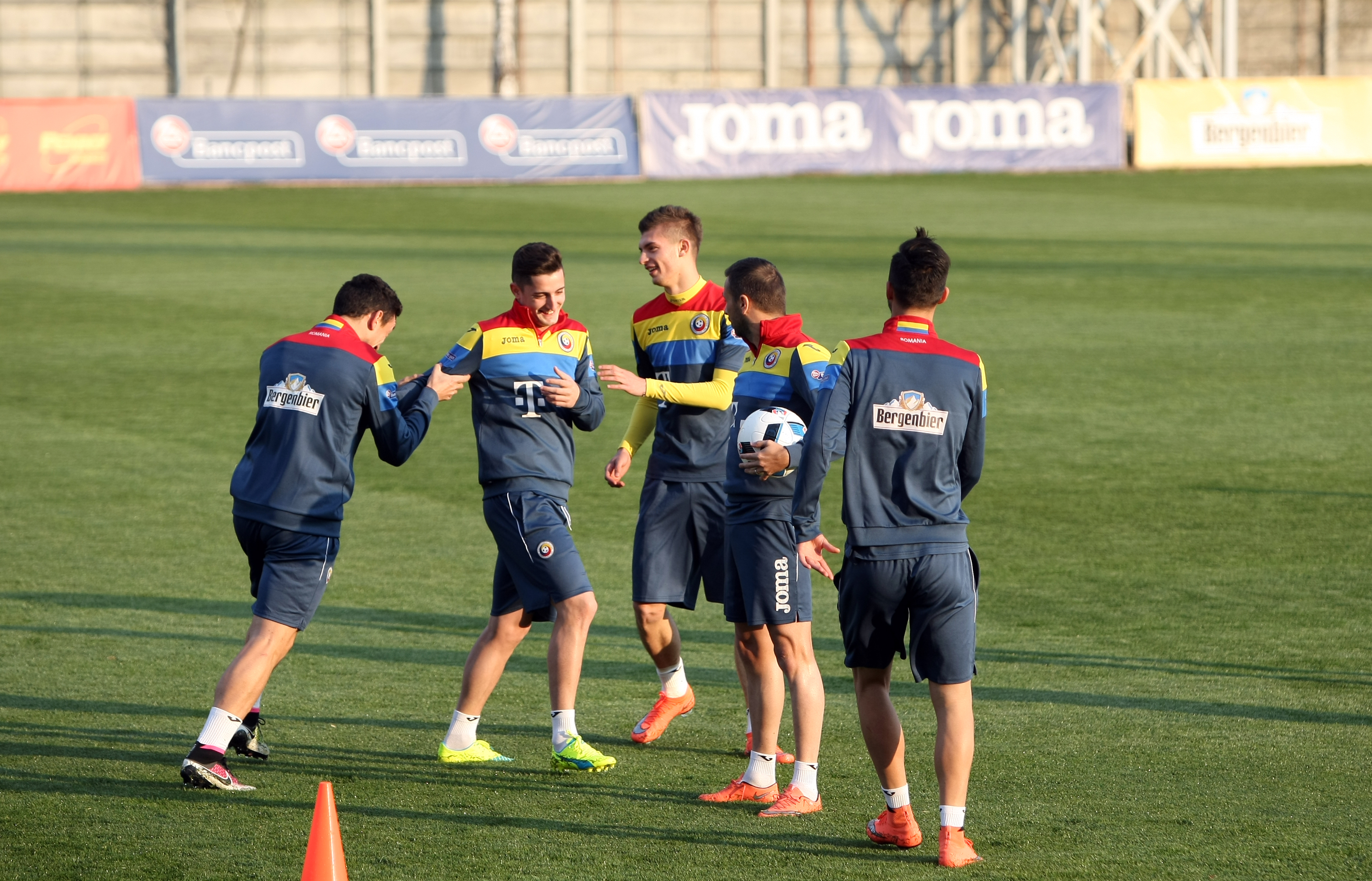 România - Lituania (amical, miercuri, 20.00, Giurgiu). Atenție, tricolori! Iordănescu, cel mai prost plătit selecționer de la Euro,  nu glumește! ”Tata Puiu” a lăsat mereu acasă jucători care au jucat în preliminarii și a luat câte trei-patru debutanți la turneele finale