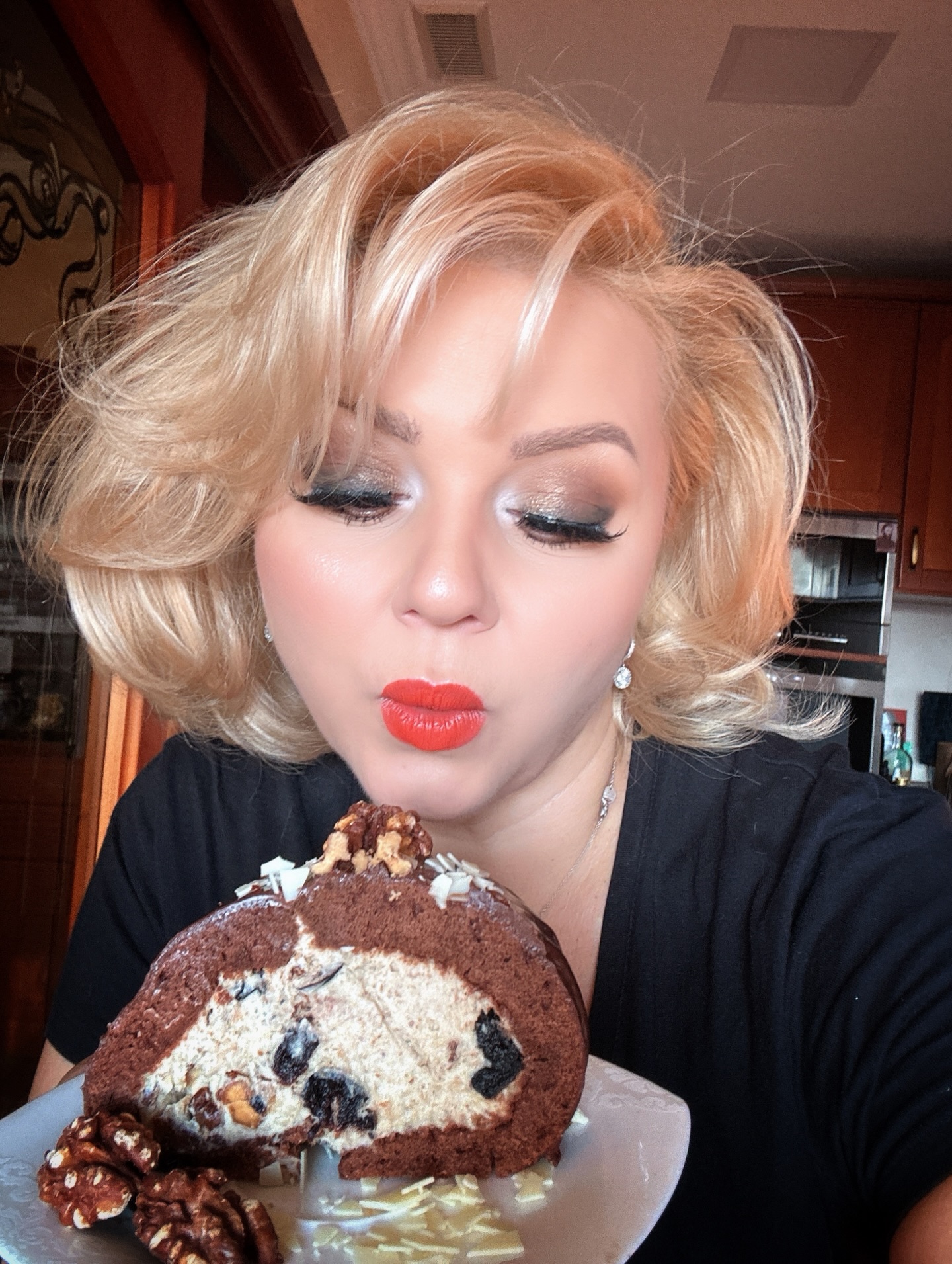 Ruladă de ciocolată cu cremă de nuci și prune uscate. Rețeta recomandată de Cornelia Rednic pentru mese festive