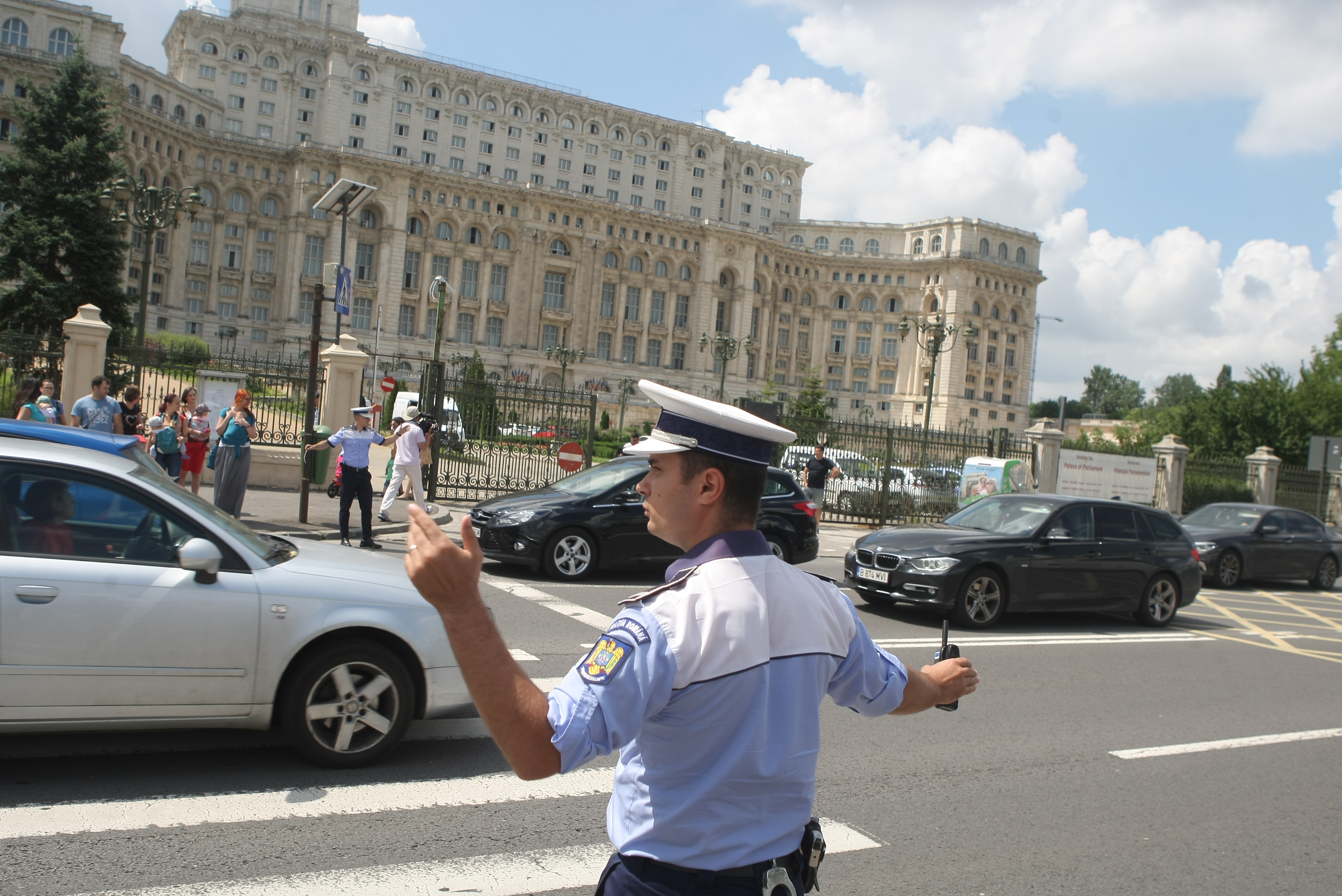 FOTO&VIDEO/ Protest al mamelor la Palatul Parlamentului. Au traversat încontinuu pe o trecere de pietoni din zona Parcului Izvor