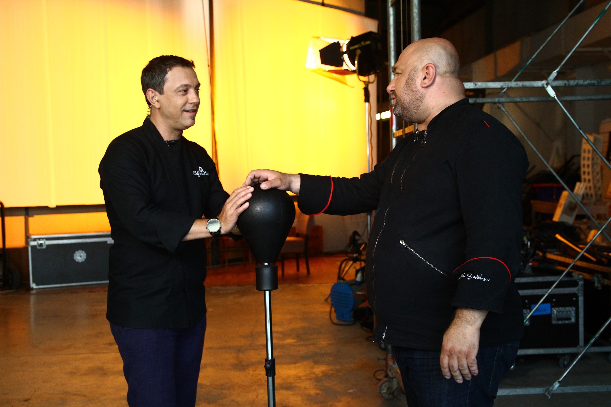 Box în culise, la ”Chefi la cuțite”. Ce fac jurații în pauzele de filmare | FOTO
