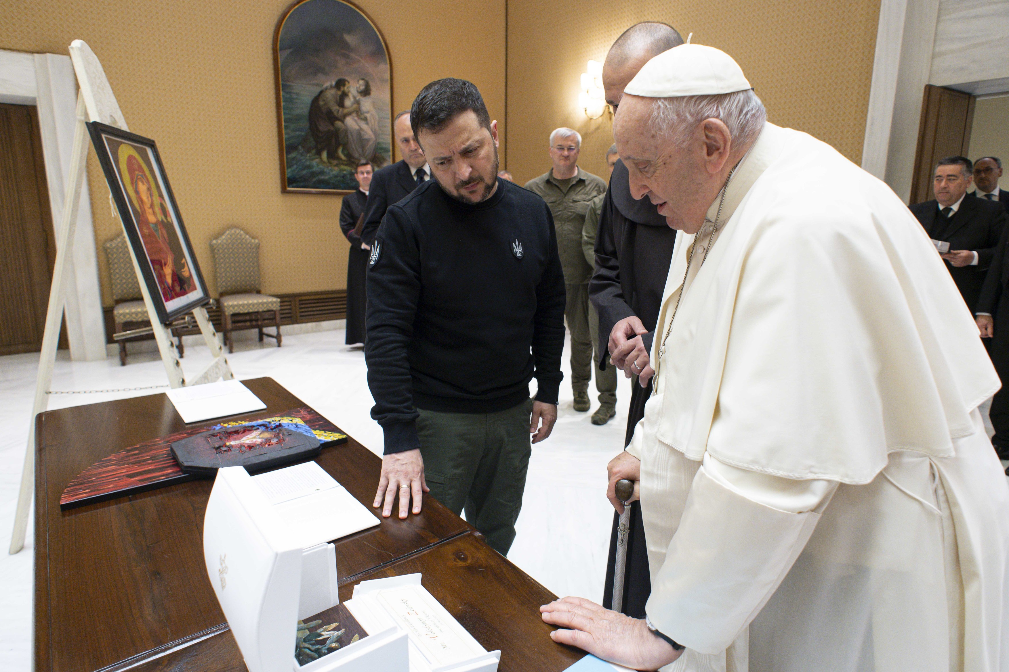Zelenski, vizită la Vatican. I-a dăruit Papei Francisc o icoană pictată pe o vestă antiglonț