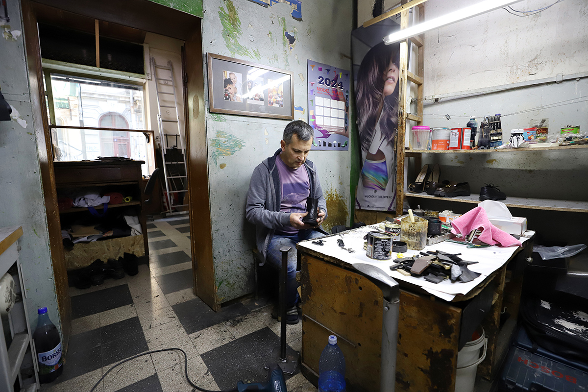 Ultimii pantofari din București își privesc mucalit sfârșitul iminent. „Urmează miresele încălțate cu adidași, ca să fie lucrurile clare” | Reportaj