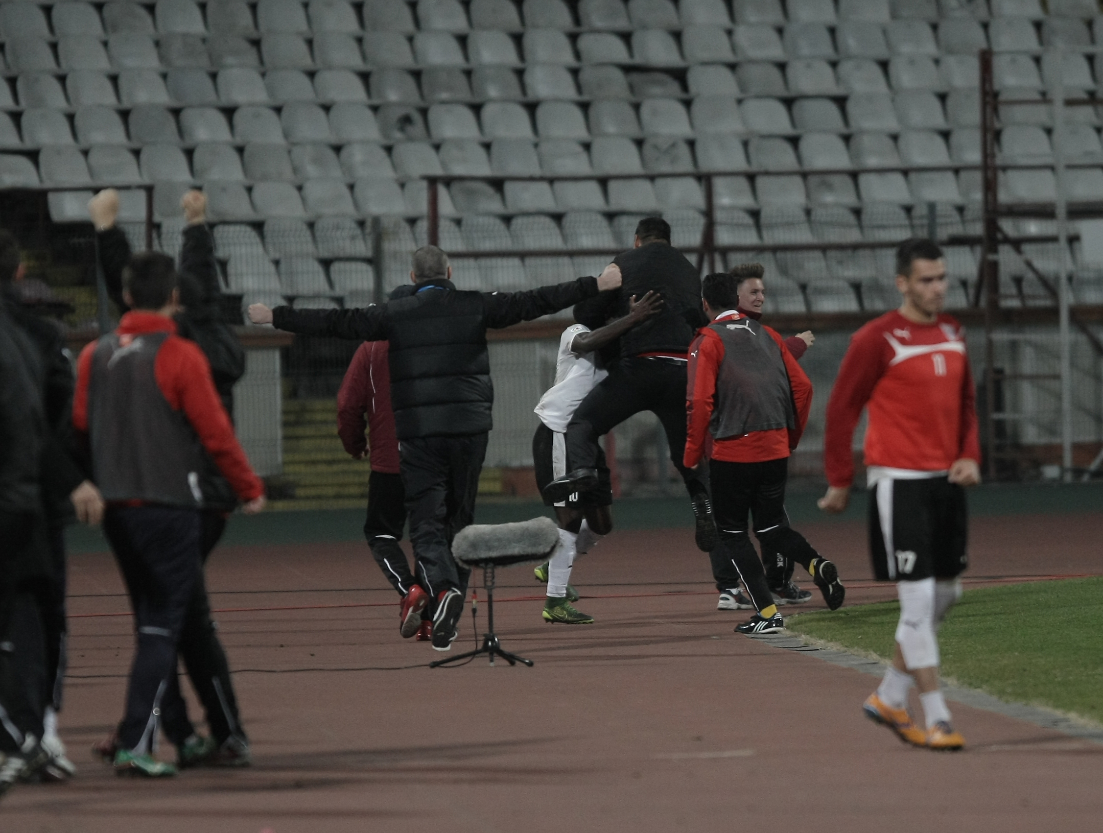 Meniu de fotbalist în Liga 1: spaghete cu ketchup, plus cartofi prăjiți și tocătură! Ivorianul Kone ”a mâncat ca spartul”, dar asta nu l-a împiedicat să zburde pe lângă ”leșinații” de la Steaua / GALERIE FOTO