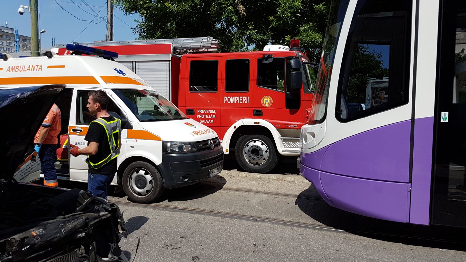 GALERIE FOTO/ Un Chevrolet Camaro a intrat într-un tramvai la Timișoara. Mașina a fost făcută praf
