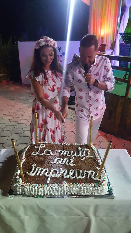 Cum au petrecut Deea și Dinu Maxer la mare. De ce surpriză au avut parte la aniversarea a 10 ani de mariaj | FOTO